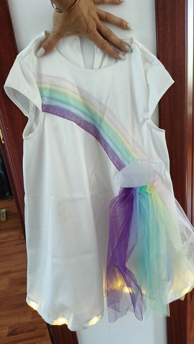 Rochie albă cu lumini curcubeu