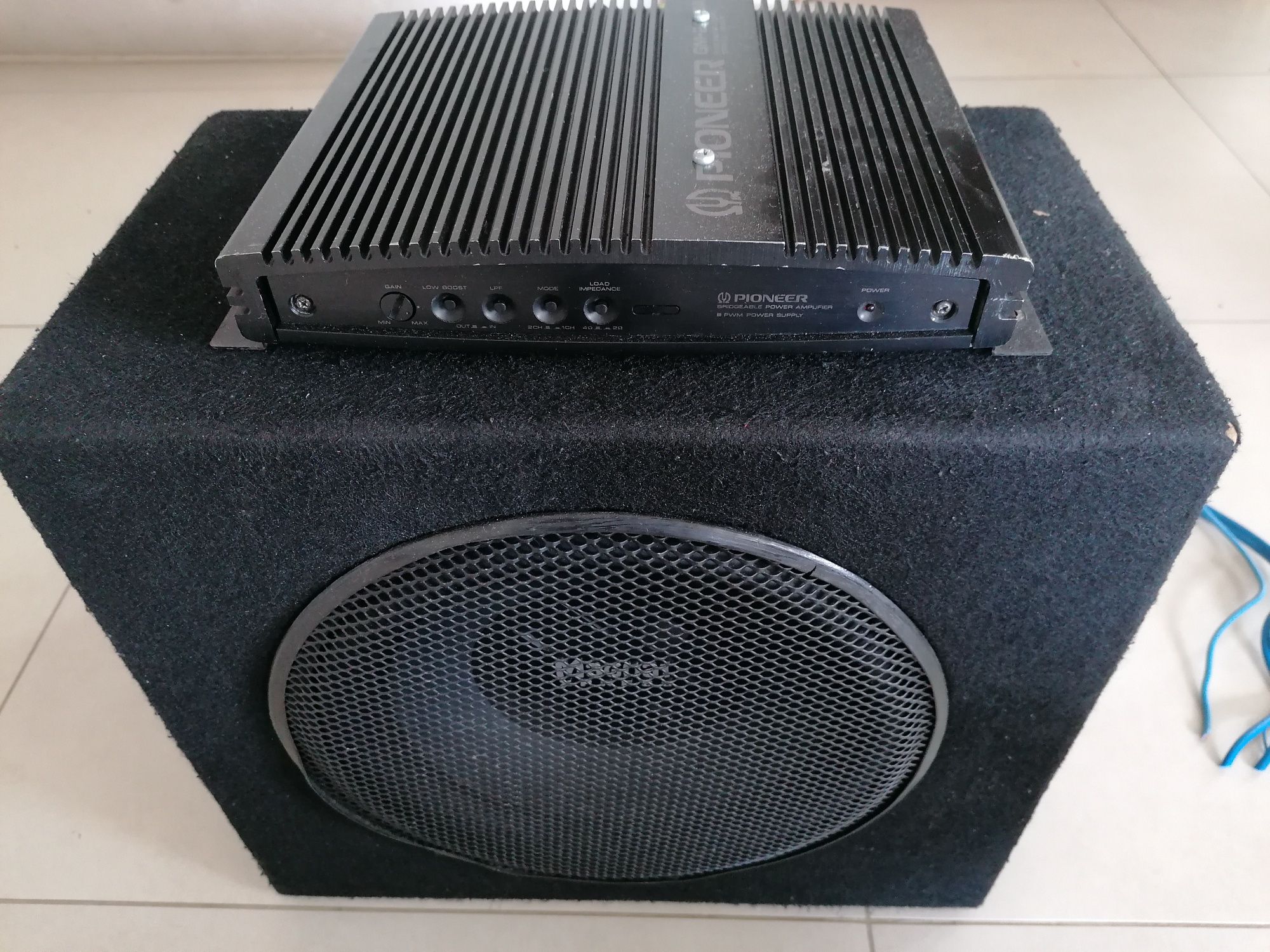 Subwoofer si amplificator statie auto Magnat Pioneer 200W RMS
