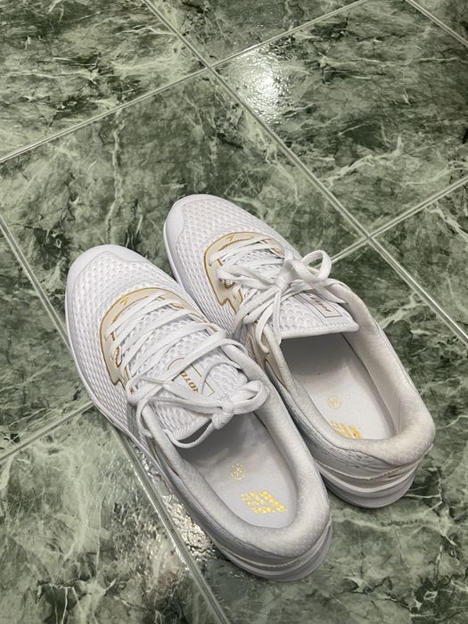 ЧИСТО НОВИ бели маратонки