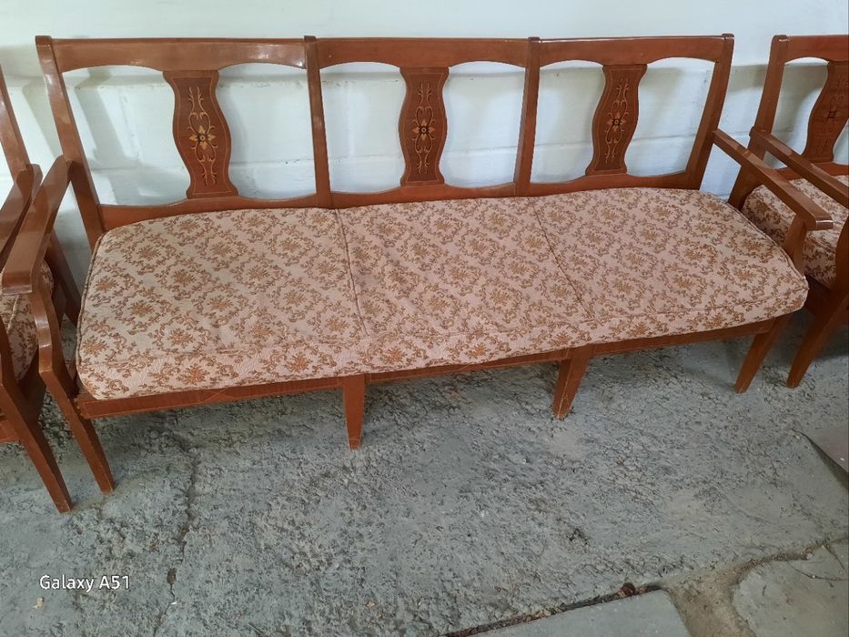 Продается диван и два кресла