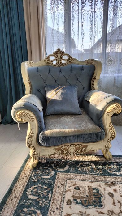 Диван с двумя креслами