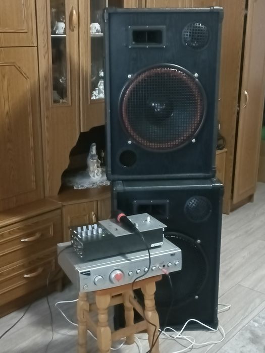 Vind boxe in stare destul de buna.Indicat  pentru petreceri  .