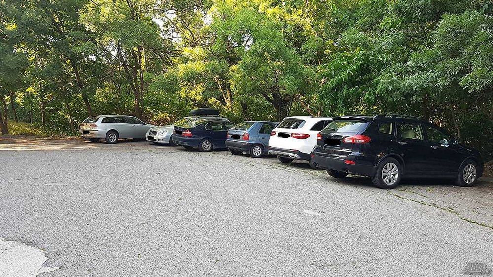 Паркоместа под наем в комплекс Лазур