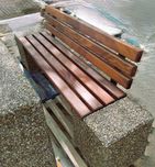 Banca din beton aspect piatra naturala cu sezut si spatar din lemn