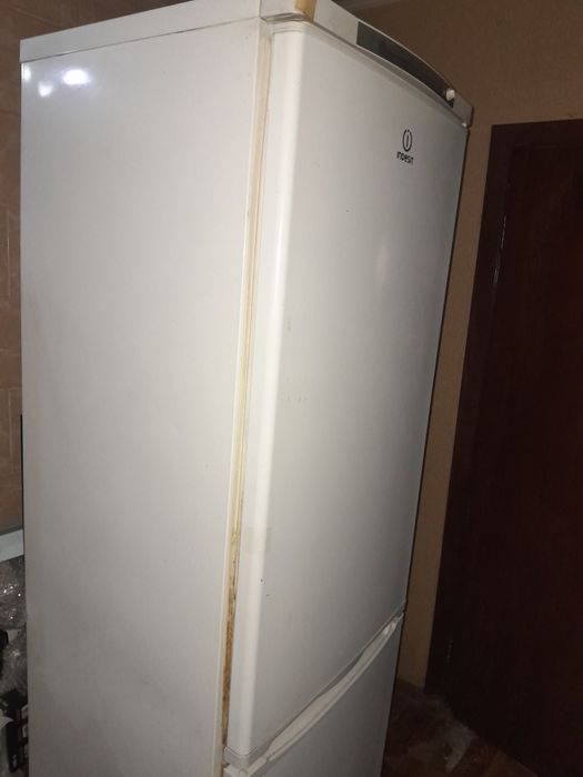 Отдам даром на запчасти холодильник Indezit