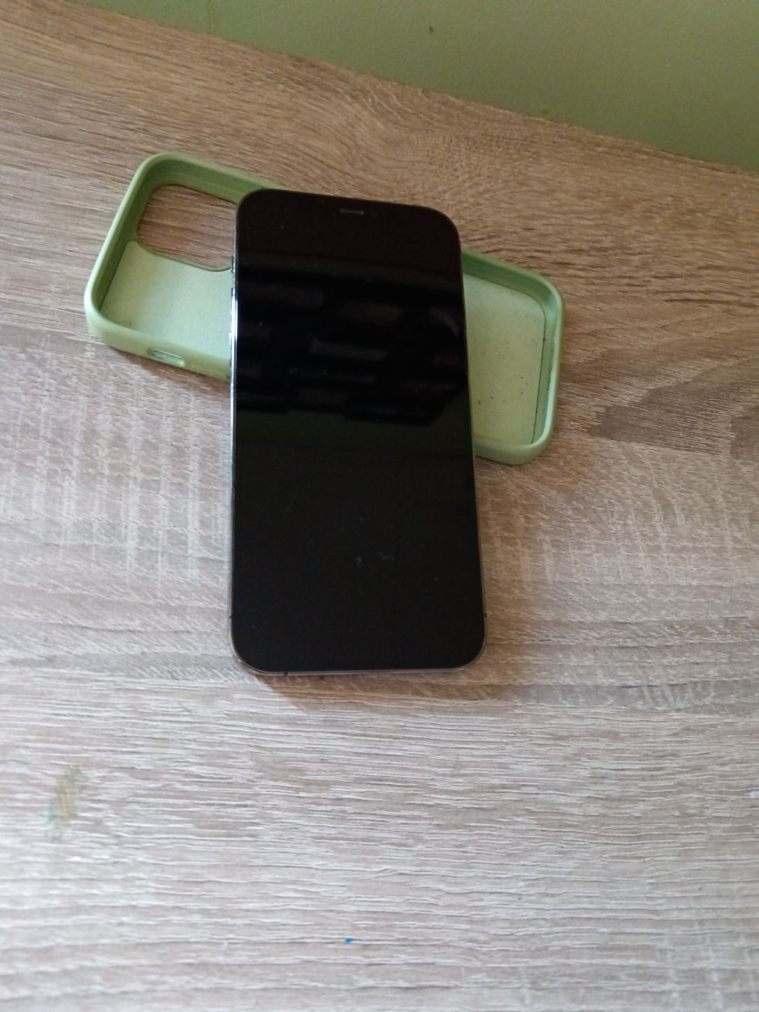 Продавам iphone 12 Pro
