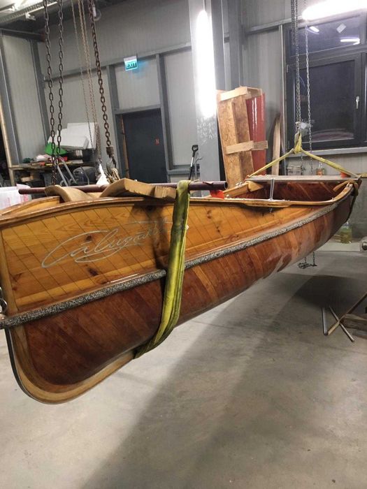 Barcă cu motor din șipci de larice. O bijuterie