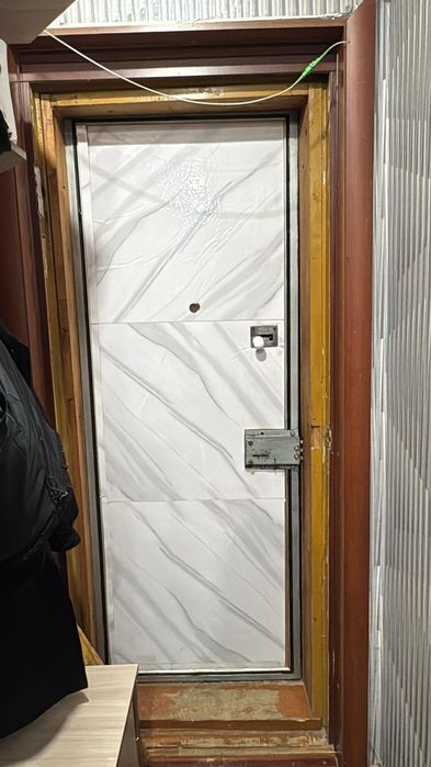 Продам входную железную дверь