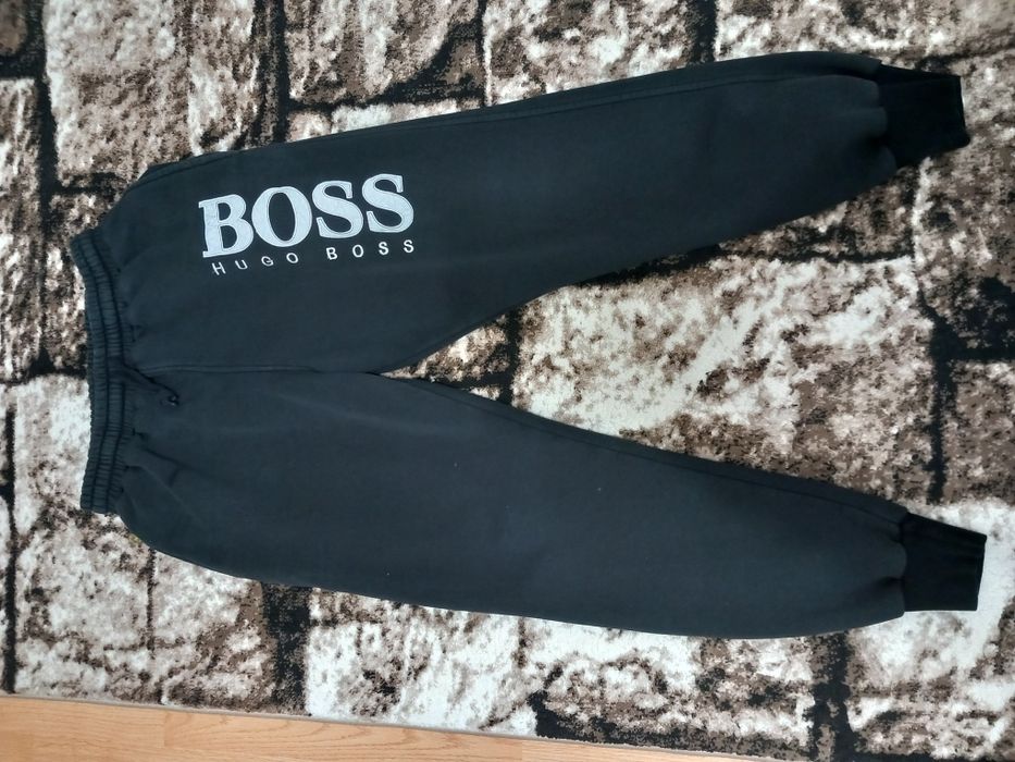Vând pantaloni trening bărbați Hugo Boss