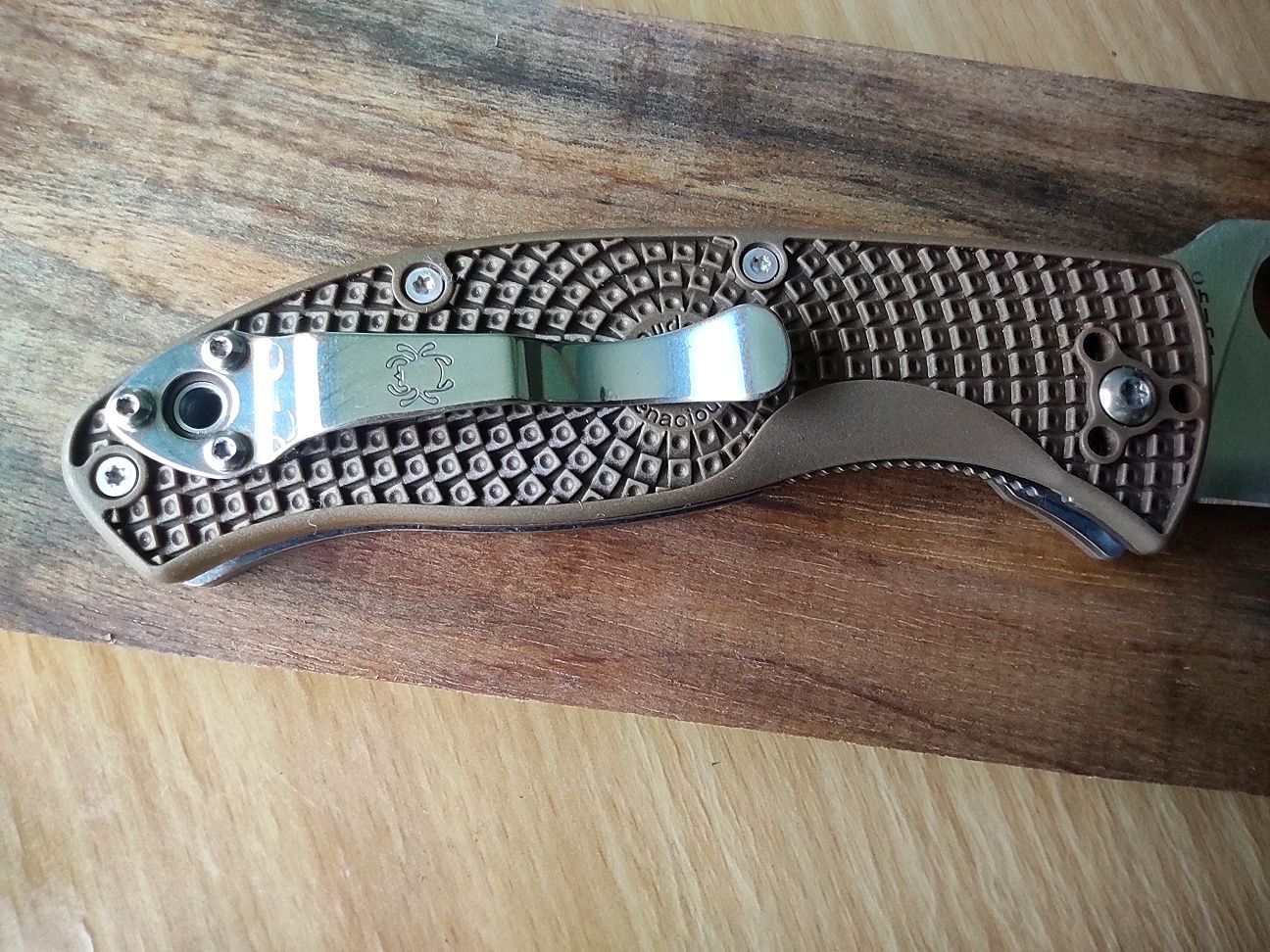 Сгъваем нож, който е КАТО Spyderco Tenacious FRN