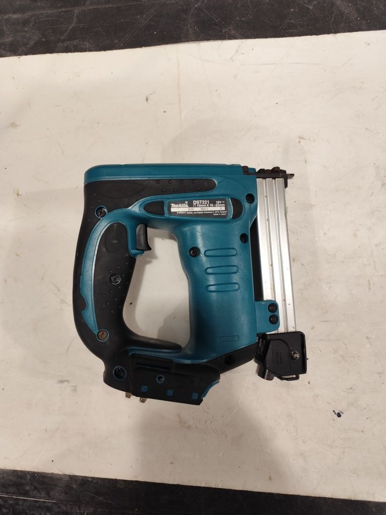 Акумулаторен такер за скоби Макита Makita DST221 18V