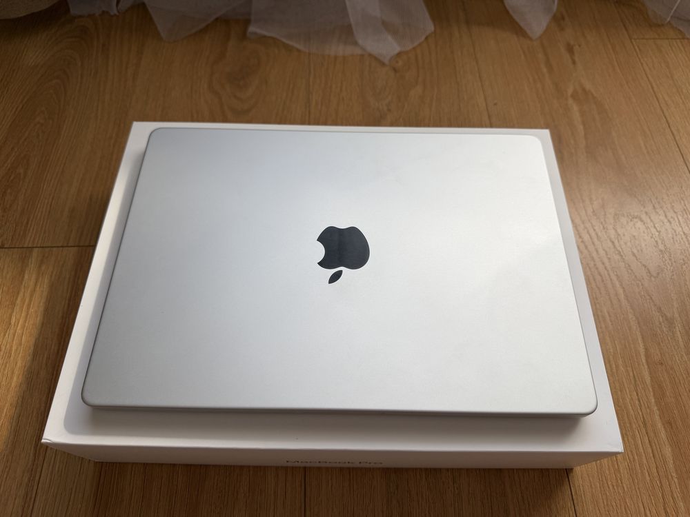MacBook Pro 14" M4 Pro, 14CPU, 20GPU, 24GB RAM, 1TB Silver, iStyle