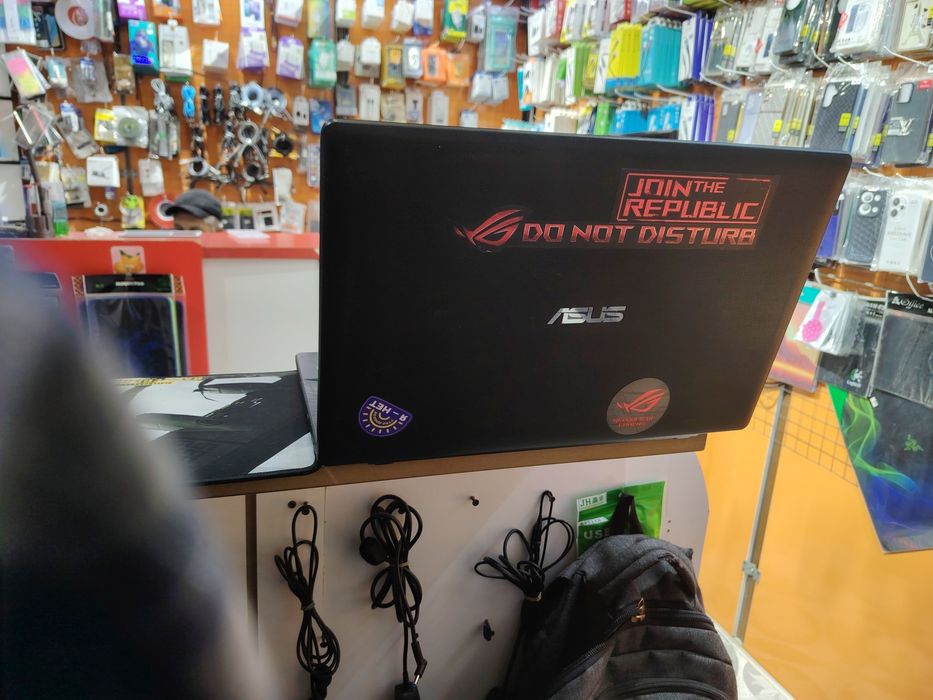 Noutbuk sotiladi Asus