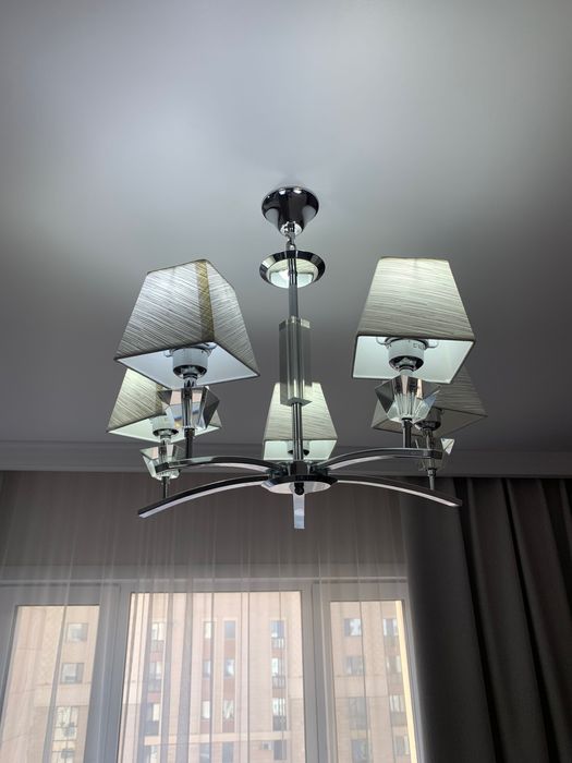 Люстра 5-рожковая с плафонами и 4 лампами