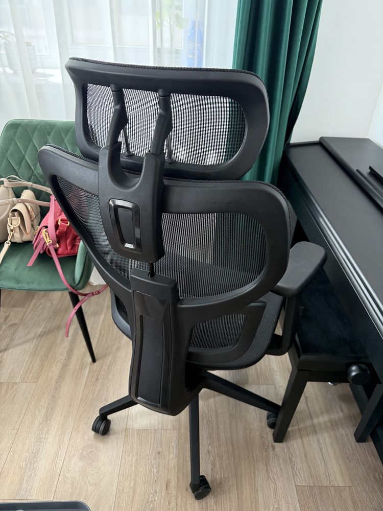 Scaune de birou HumanTech pe culorea negru