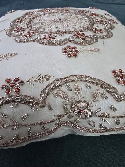 Pernă decorativă brodată manual, ivory – model floral cu mărgele