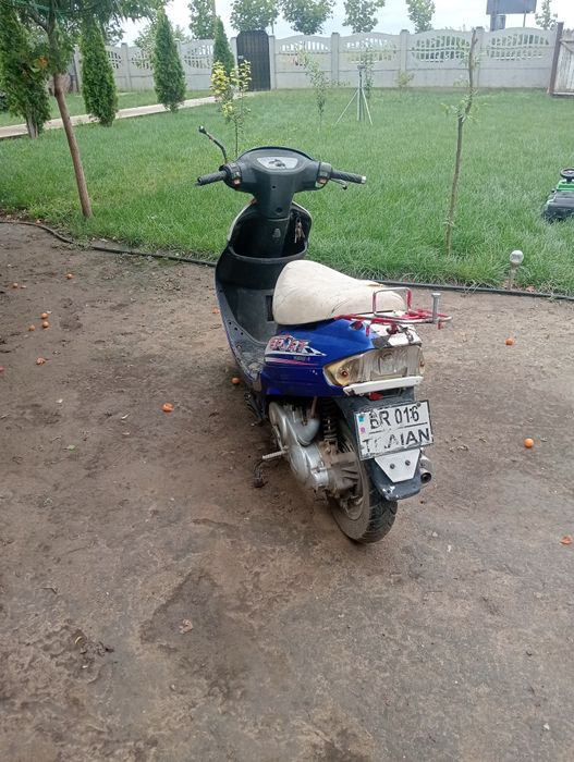 Vând sau schimb 3 scutere