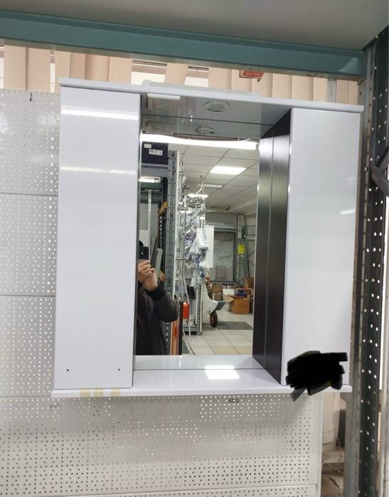 Шкаф с зеркалом и подсветкой для ванной