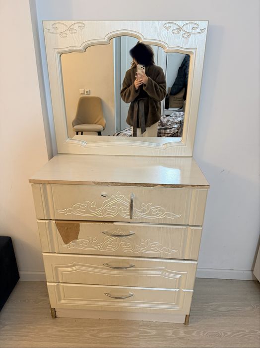 Столик туалетный