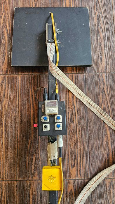 Металотърсач  дълбочинен 3 м дълбочина  с две пити!!!