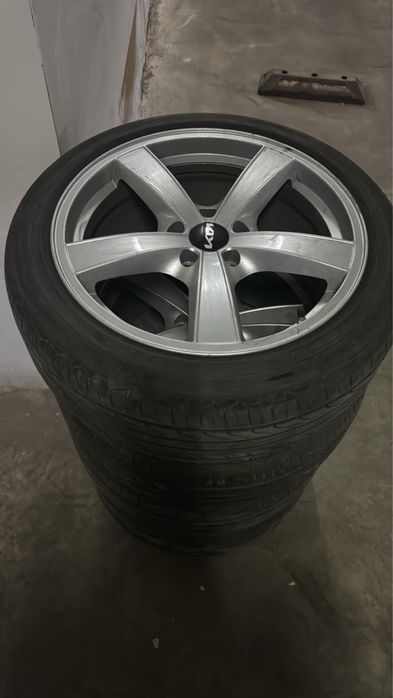Продам отличном состояние шины с дисками.Размер 225/45/R18 летние
