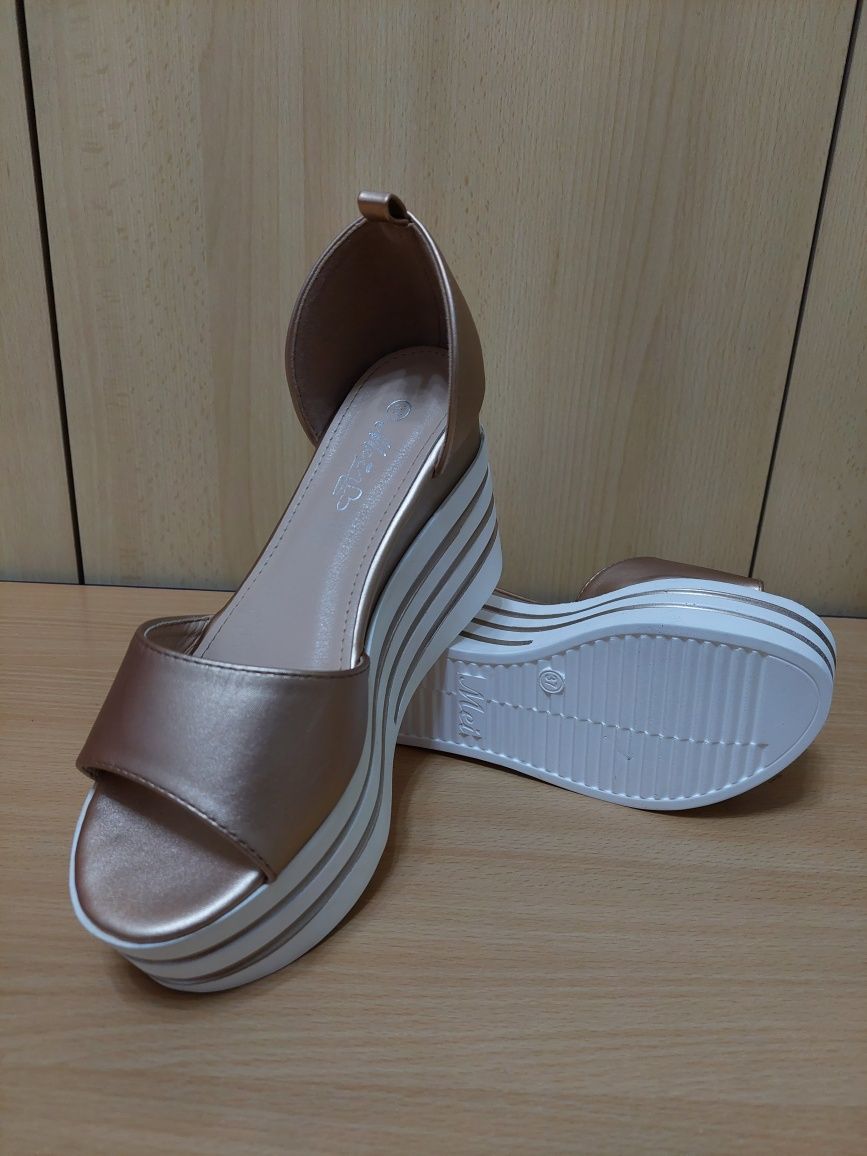 Sandale aurii cu platforma - 37