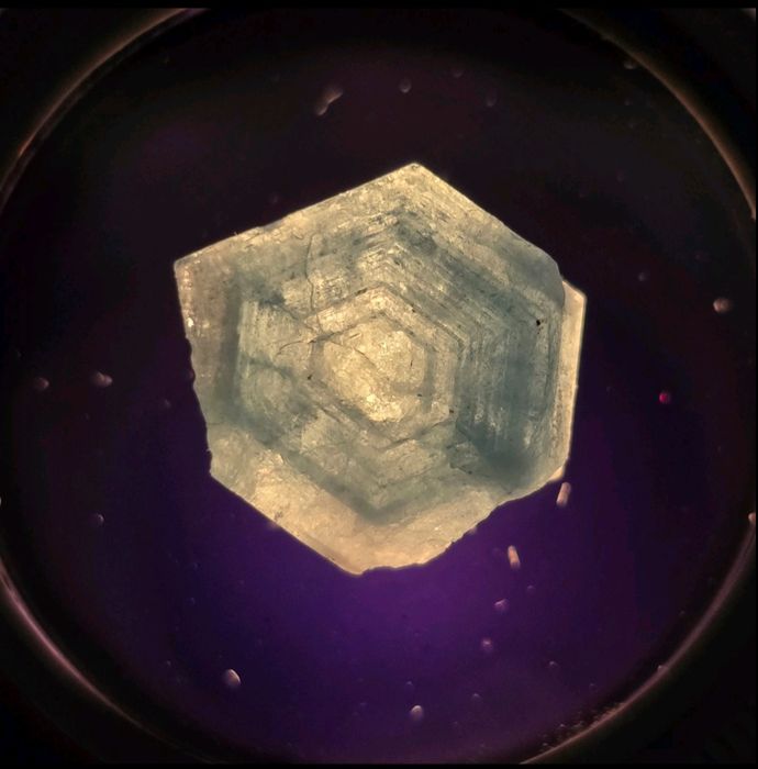 Аквамарин с много рядък зонален растеж и сертификат