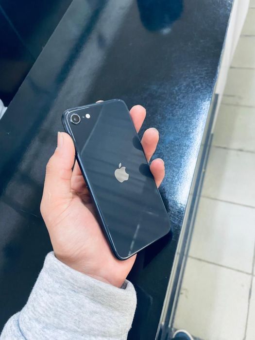 Айфон се 2020 продам