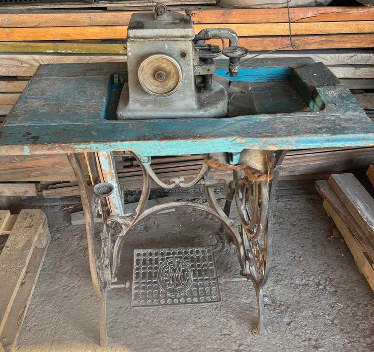 Скорняжная машина без тумбы в рабочем состоянии