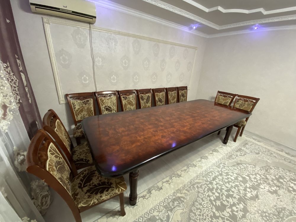 Продается стол для гостиной.