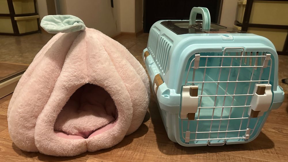 Переноска и домик для кошек и собак мелких пород