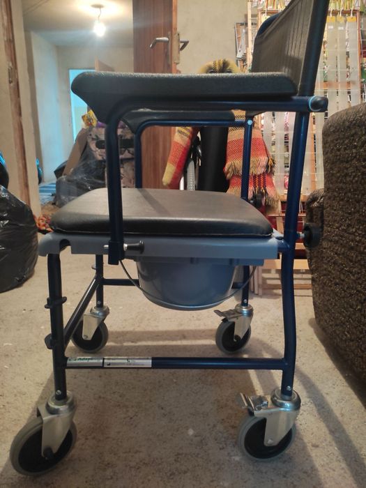 Продавам нов санитарен стол