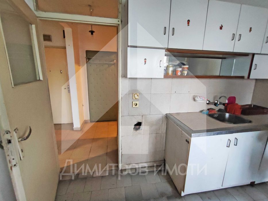 Продава ГАРСОНИЕРА 1+1 на среден нисък етаж в гр. Нови пазар Блоковете