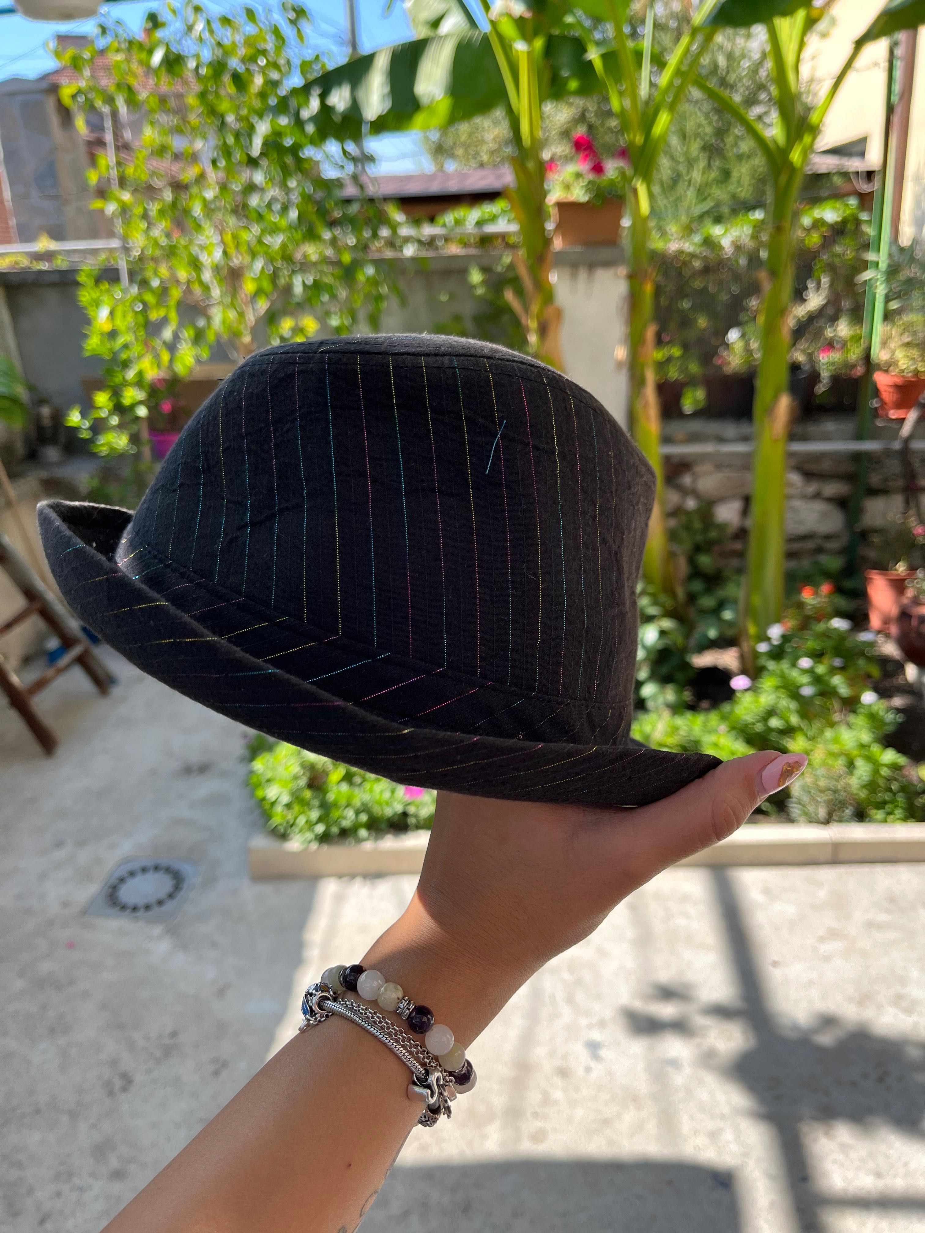 Черна шапка със шарени ивици