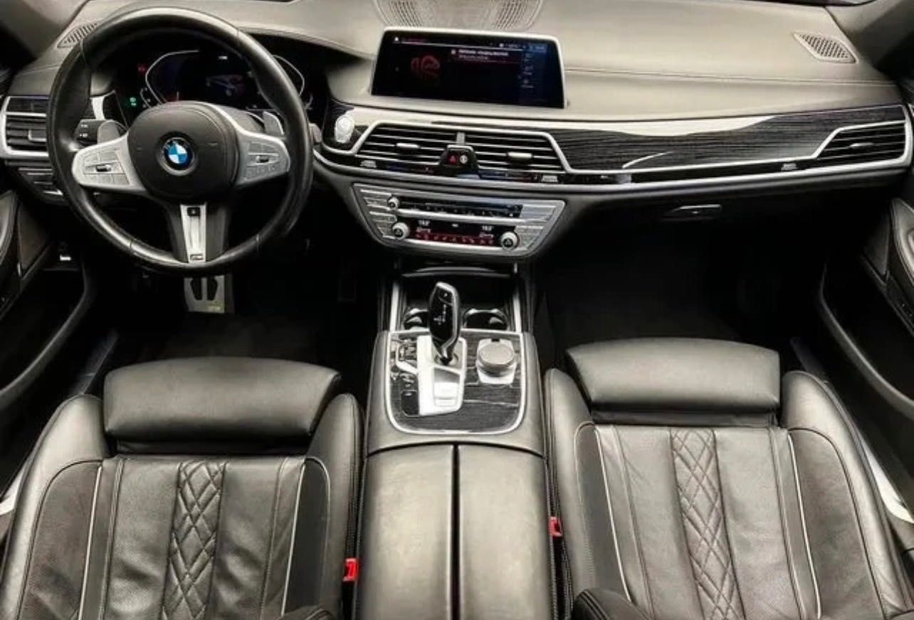 BMW750i Black Sapphire * xDrive* w/Performance spo