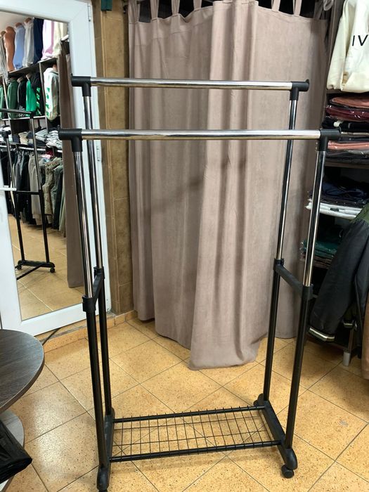 Стойка за дрехи черно