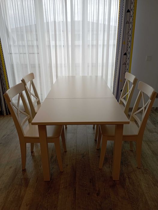 Masa extensibila si 4 scaune Ikea