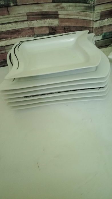 Set de farfurii noi