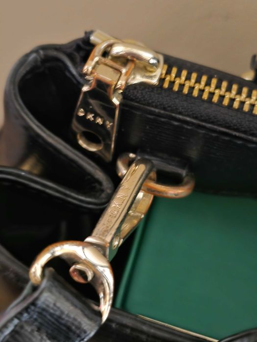 DKNY оригинална дамска чанта от естествена кожа