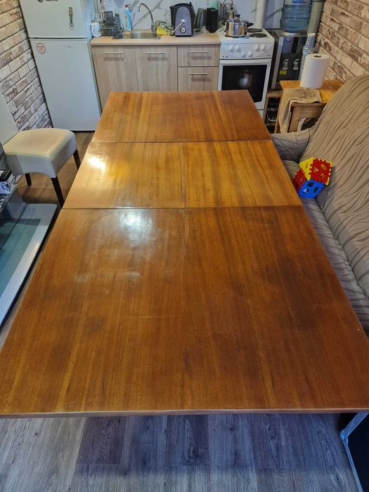 Трапезна маса от орех