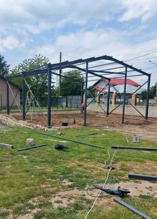 Vând structură metalică