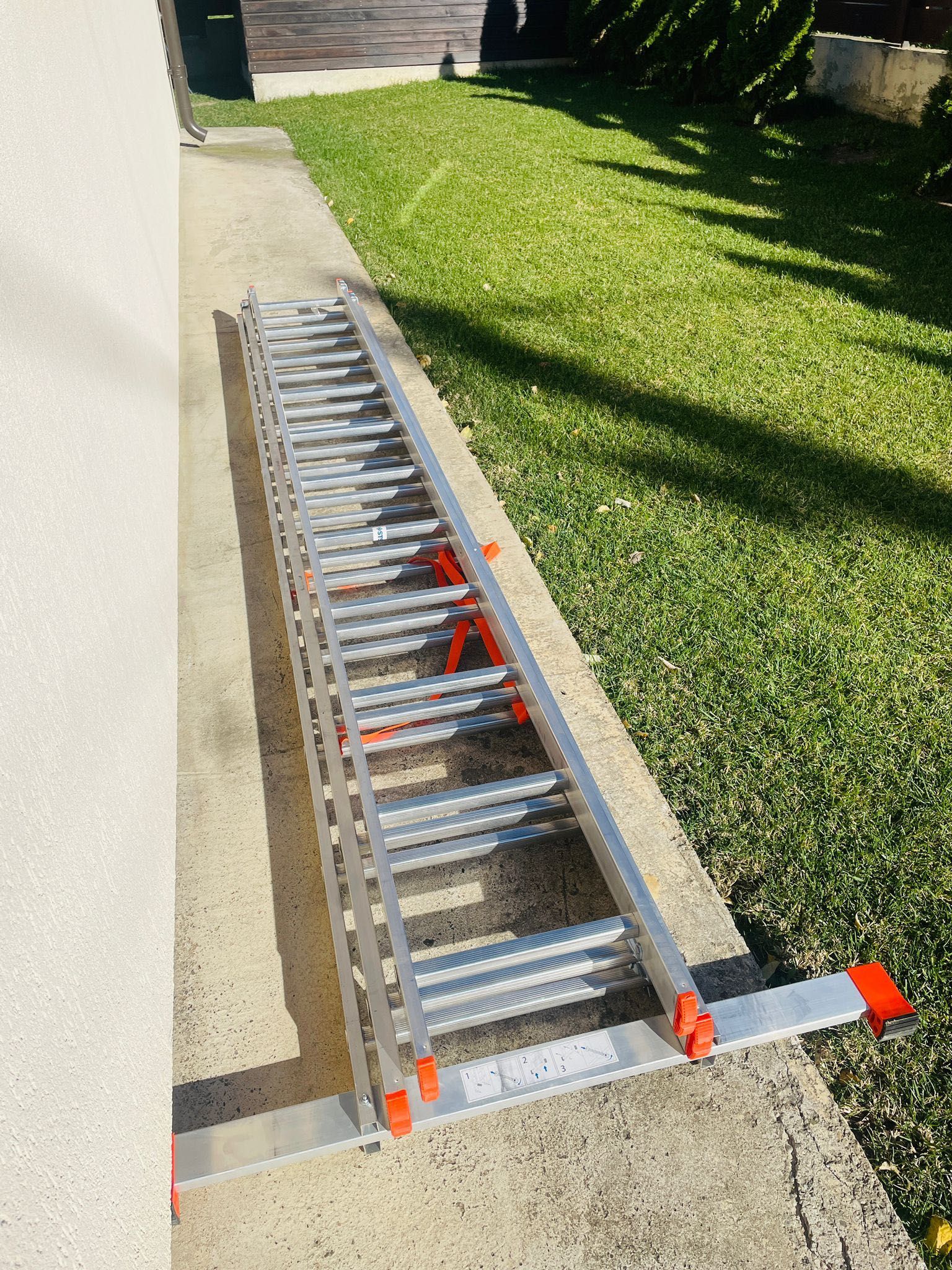 Inchiriez scara de aluminiu, 3x11 trepte, uz profesional