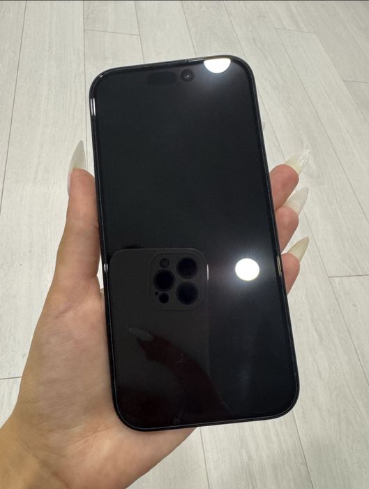 iPhone 15 black.