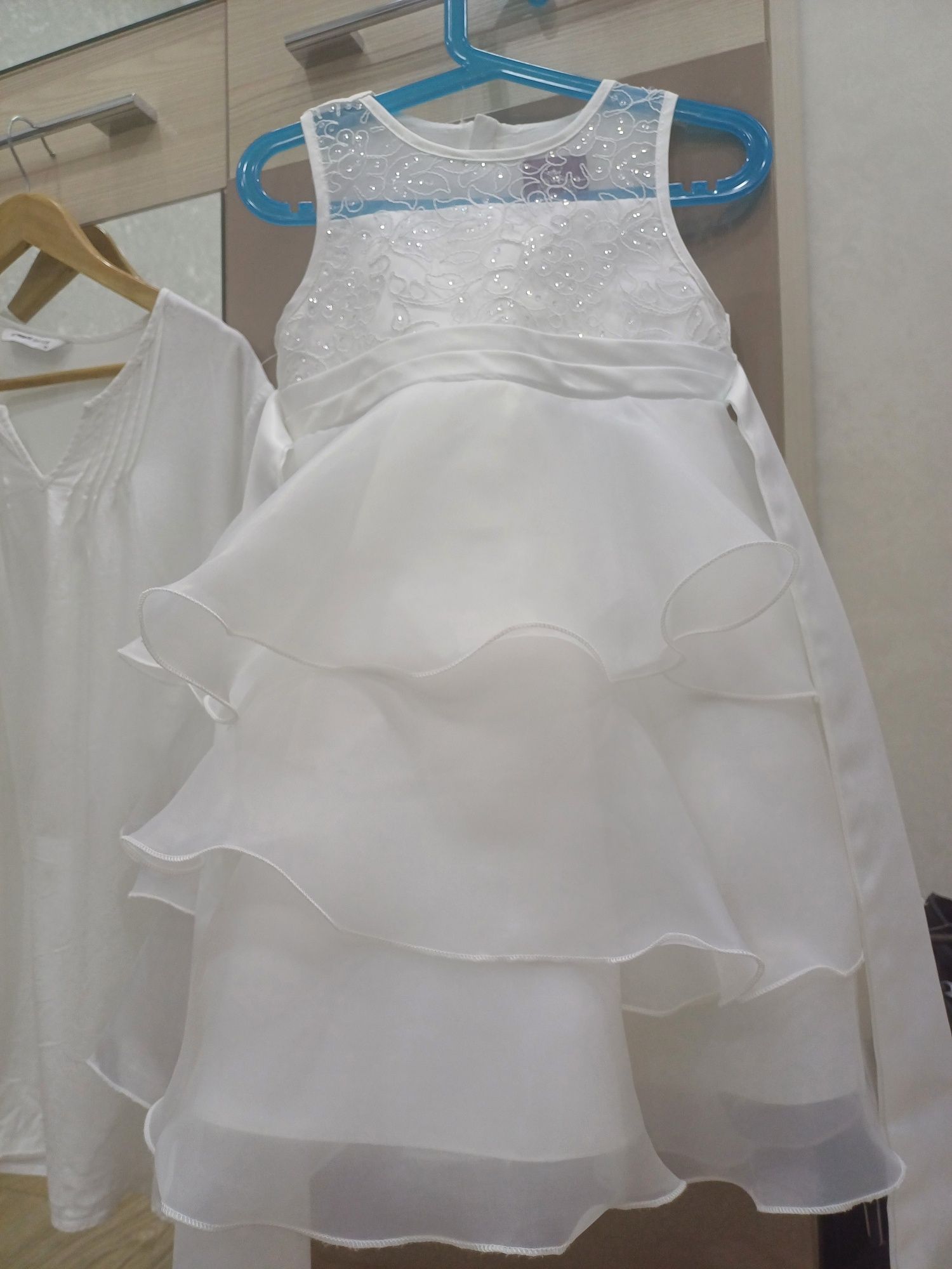 Платье белое нарядное для девочки