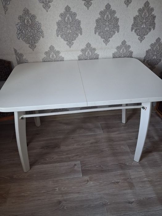 Отдам даром стол,шкафы. Самовывоз