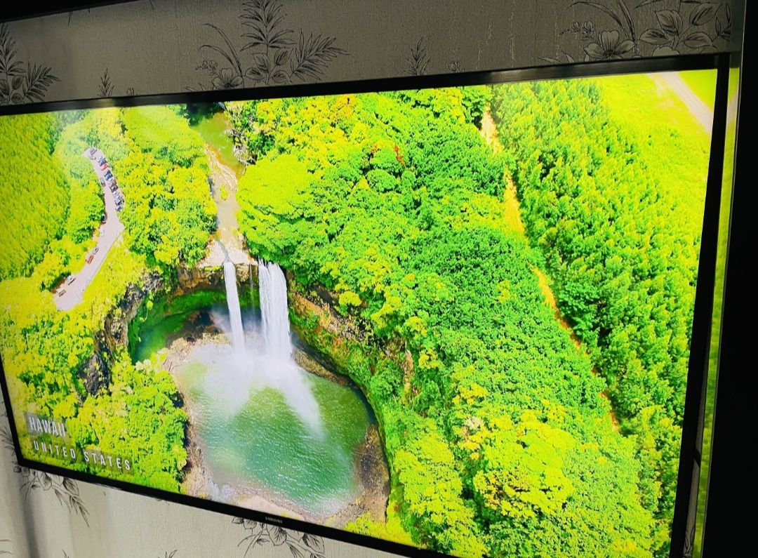 Vând Samsung Smart TV impecabil funcționează perfect 
125 cm