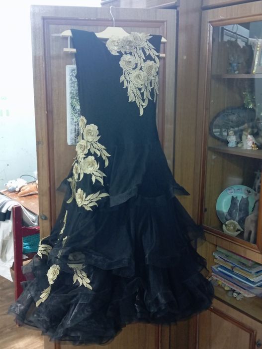 продаю платье бальное