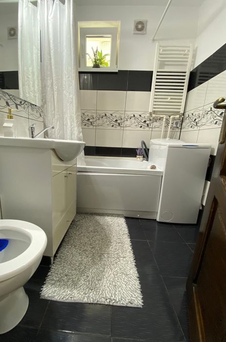 Vând apartament cu două camere.