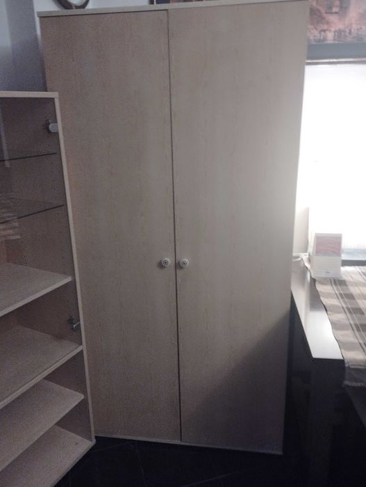 Продавам двукрил гардероб с надстройка