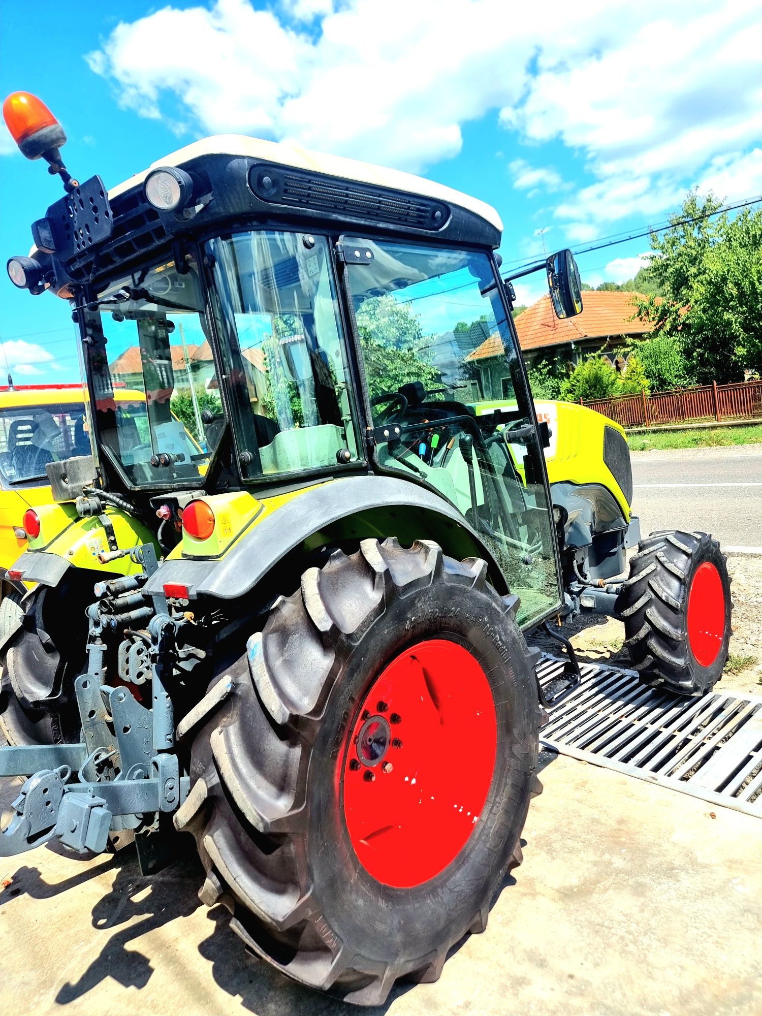 TRACTOR Vand tractor claas